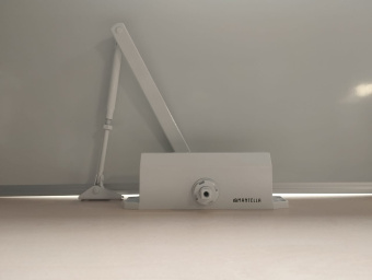 Дверной доводчик для двери морозостойкий до 95 кг mantella белый